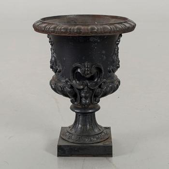 TRÄDGÅRDSURNA, gjutjärn, troligen Skoglund och Olson Gefle. Märkt No 4, omkring 1900.