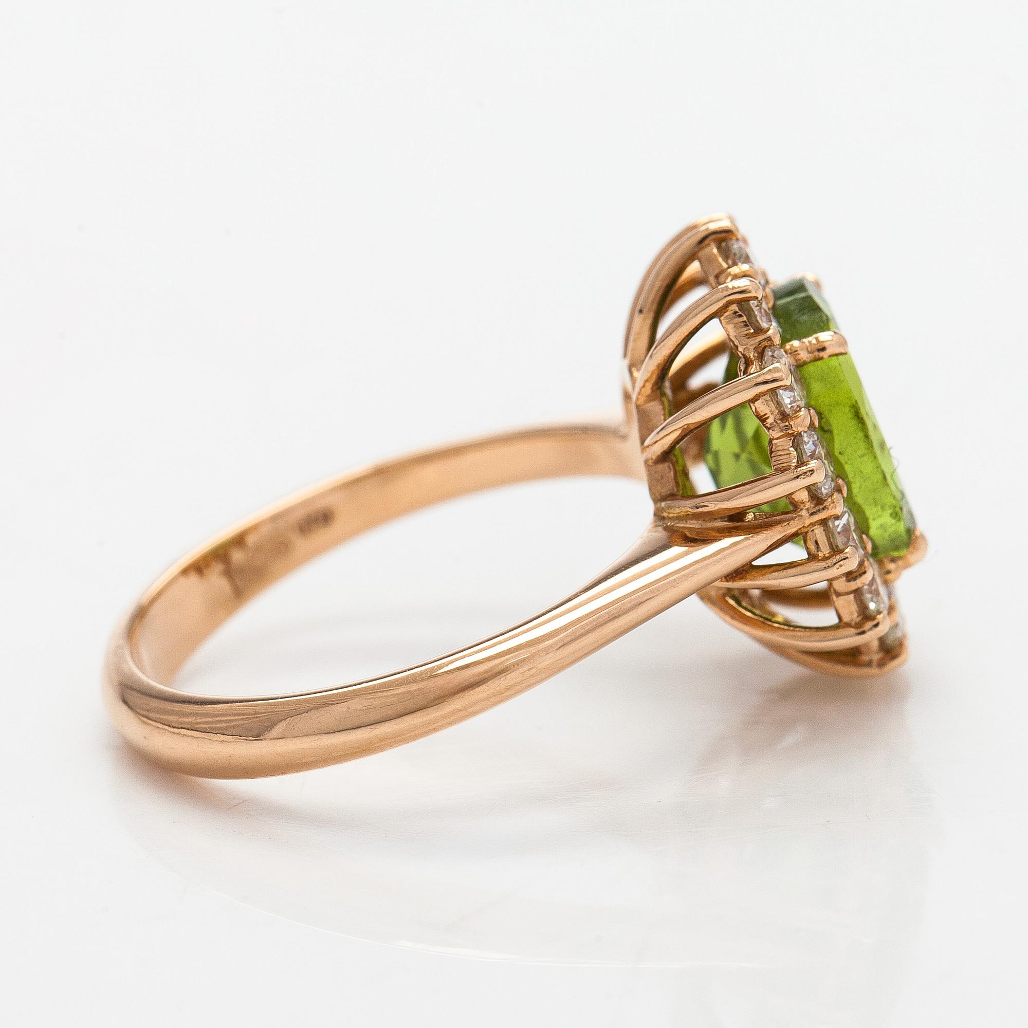 Ring, faceted peridot, diamonds, 18K gold.