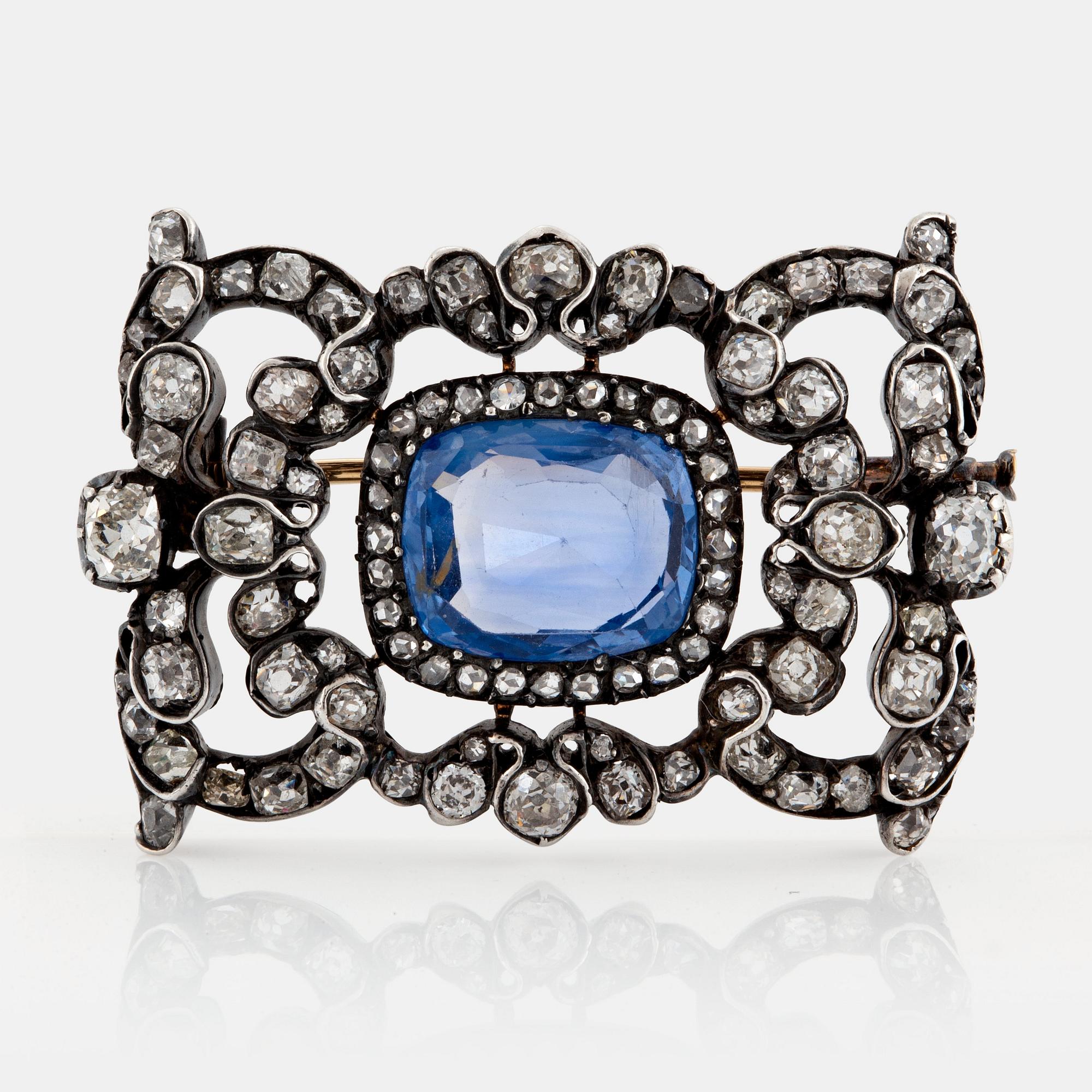 WA Bolin brosch med en fasettslipad safir ca 4.50 ct samt gammal- och rosenslipade diamanter.