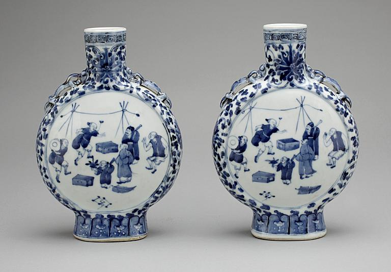 PILGRIMSKRUS, ett par, porslin, Kina, 1900-tal.