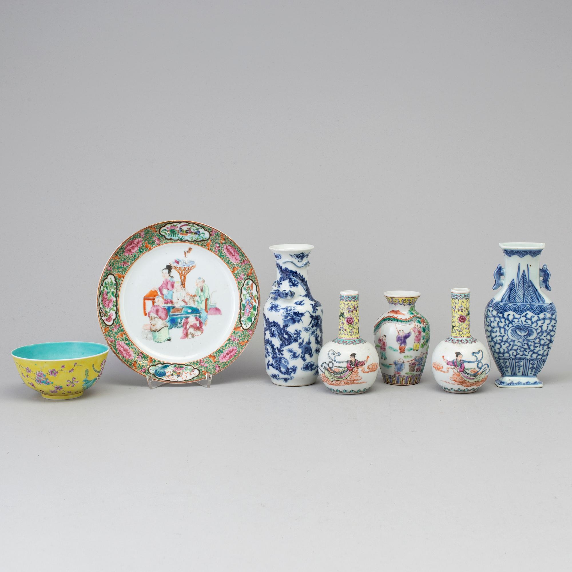 Four chinese porcelain vases, wall vase, bowl and dish, late 19th/20th century.