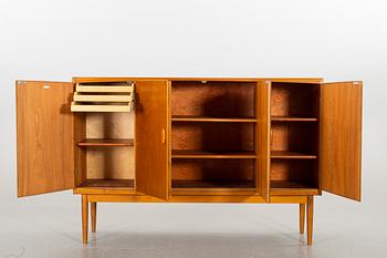 A SWEDISH MID 20TH CENTURY SIDEBOARD, H M Nordéns Möbelaffär.