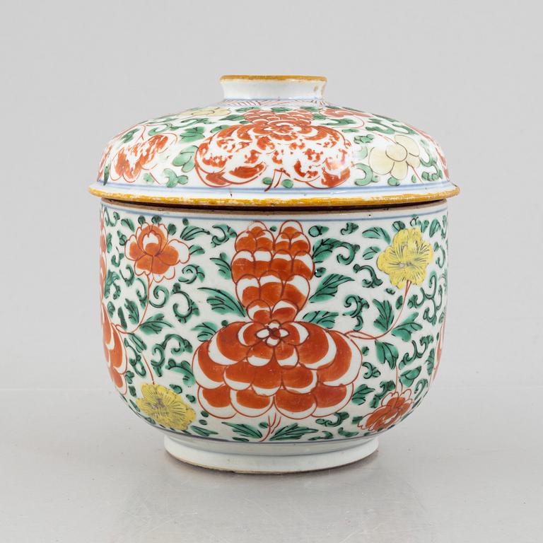 A Chinese wucai porcelain jar with cover, 17th century.