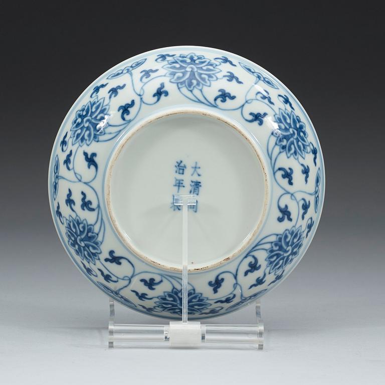 A set of blue and white lotus dishes, Qing dynasty, 19th century with Tongzhis six character mark in underglaze blue.