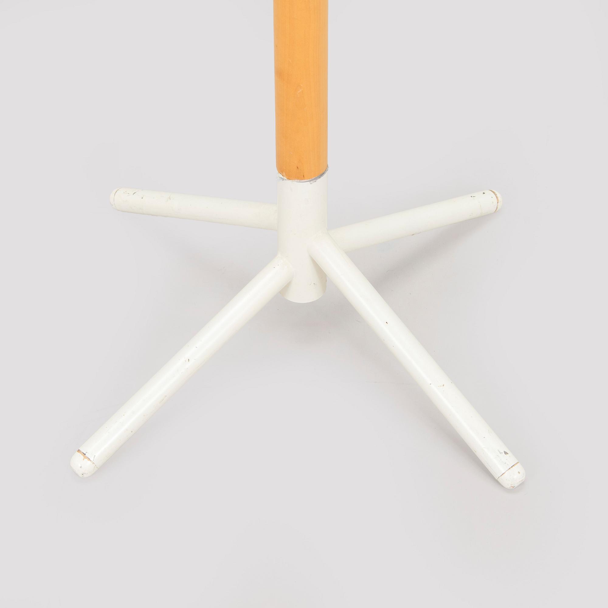 Anna-Maija Jaatinen, vaatenaulakko, "Clothes Tree", Artek. Malli muotoiltu 1964.