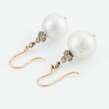 Earrings with cultured freshwater pearls and brilliant-cut diamonds.