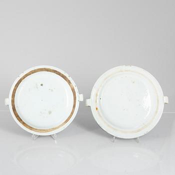 Two blue and white export porcelain warm water plates, Kina, Qianlong (1736-95).