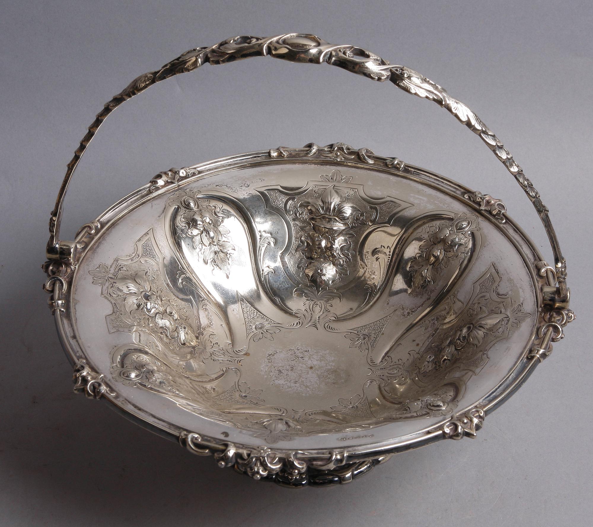 SKÅL PÅ FOT, nysilver, England. 1900-tal.