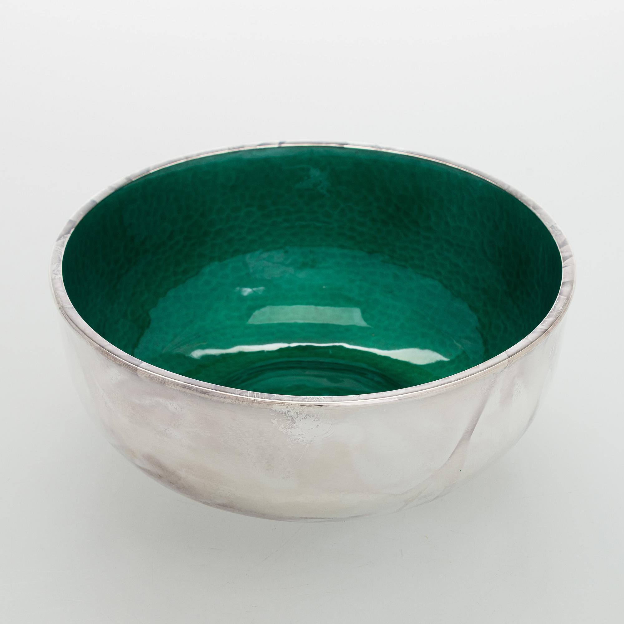 A. Tillander, skål, sterlingsilver och emalj, Åbo 2005.