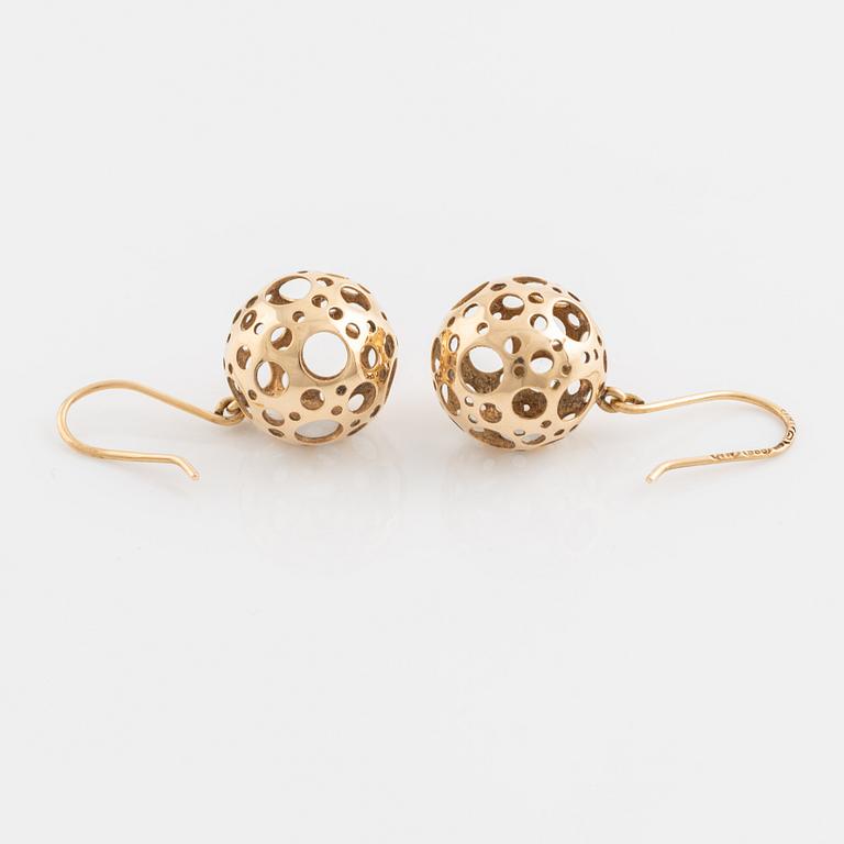 Liisa Vitali, earrings, "Leppäkerttu", 14K gold. Westerback, Helsingfors 1970.