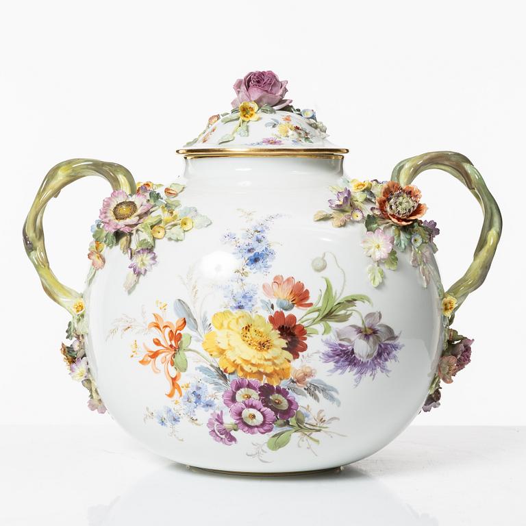 Meissen, a lided porcelain vase, first half of the 20th century.
