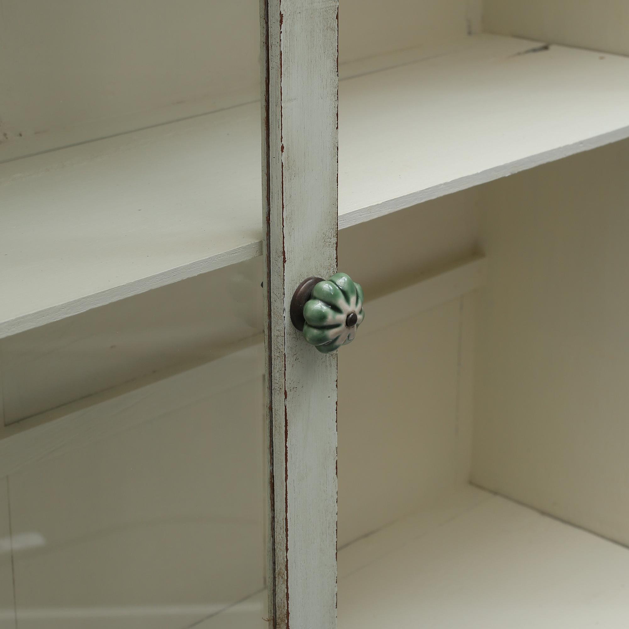 VITRINSKÅP, modern tillverkning av äldre delar.