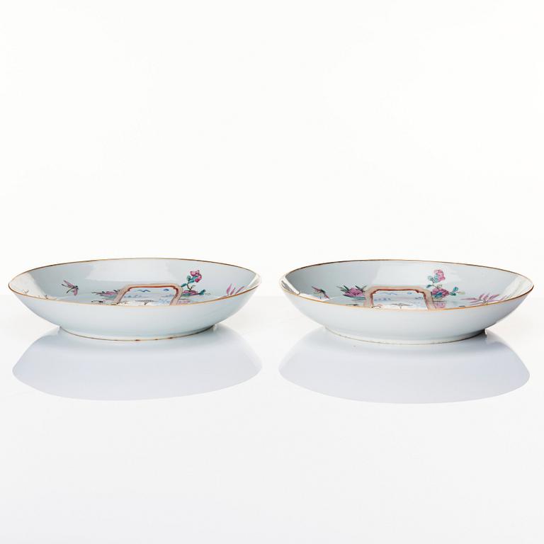 A pair of famille rose plates, Qing dynasty, 19th century.