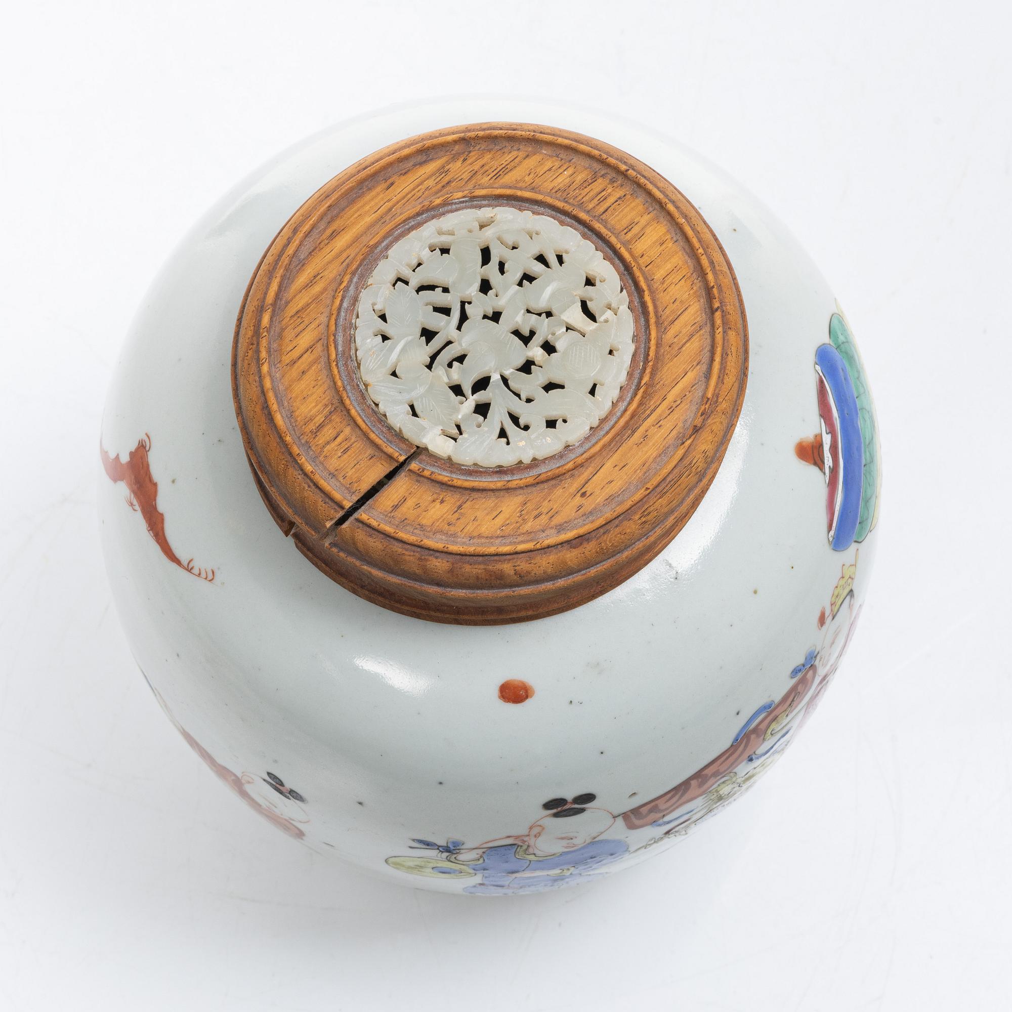 Bojan med trälock med nefrit, Kina sen Qingdynasti.