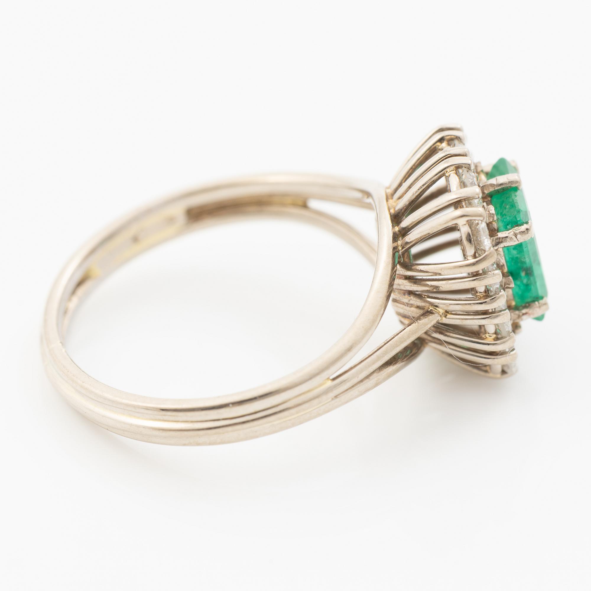 Ring, 18K white gold with an emerald and brilliant-cut diamonds.
