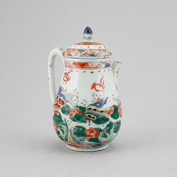 An Imari verte tea pot with cover, Qing dynasty, Kangxi (1662-1722).