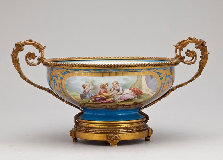 SKÅL, porslin samt gulmetall, Sèvres, 1900-talets början.