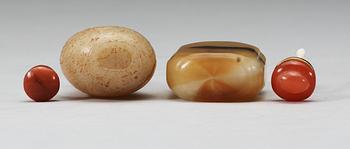 Two snuff bottles with stoppers, Qing dynasty.