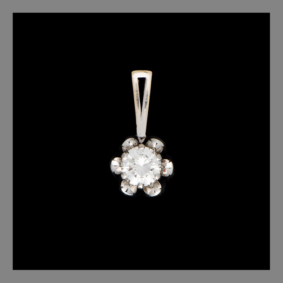 HÄNGE, 18K vitguld, briljantslipad diamant ca 1,05 ct. H. Lahtinen Helsingfors 1975. Vikt 3,7 g.