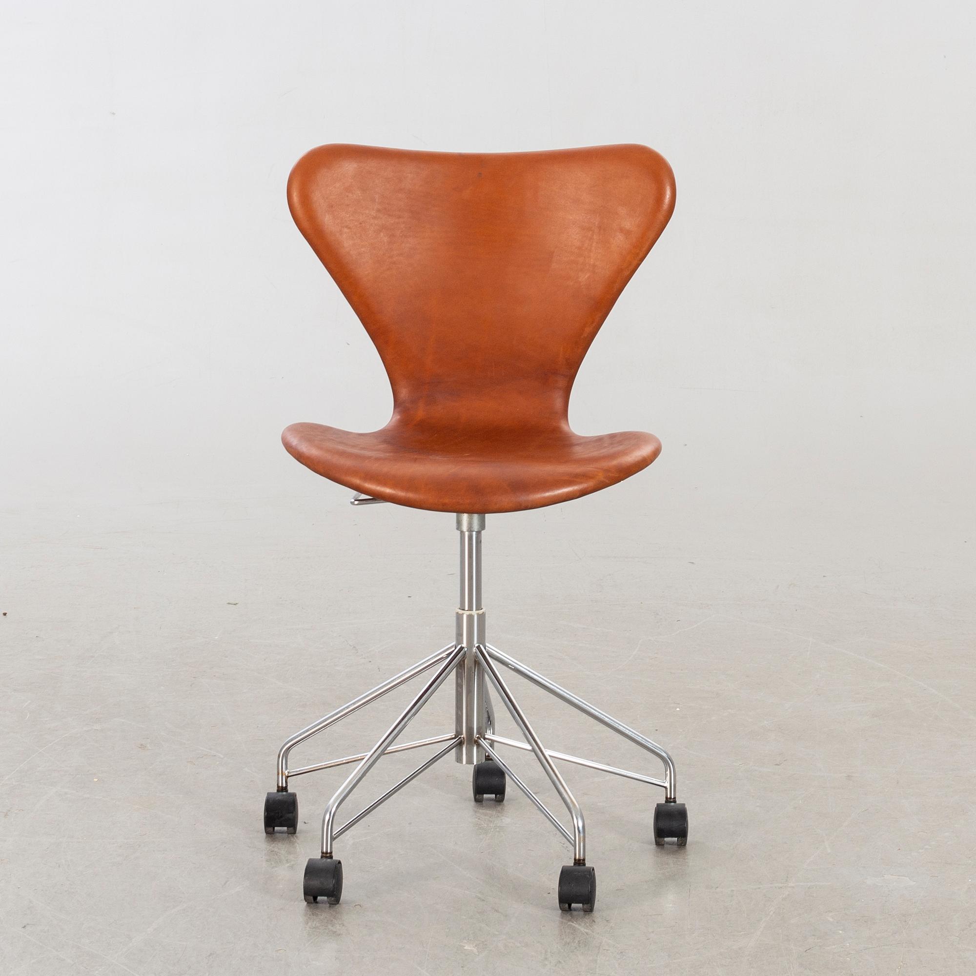 ARNE JACOBSEN, skrivbordsstol "Sjuan", för Fritz Hansen Danmark 1992.