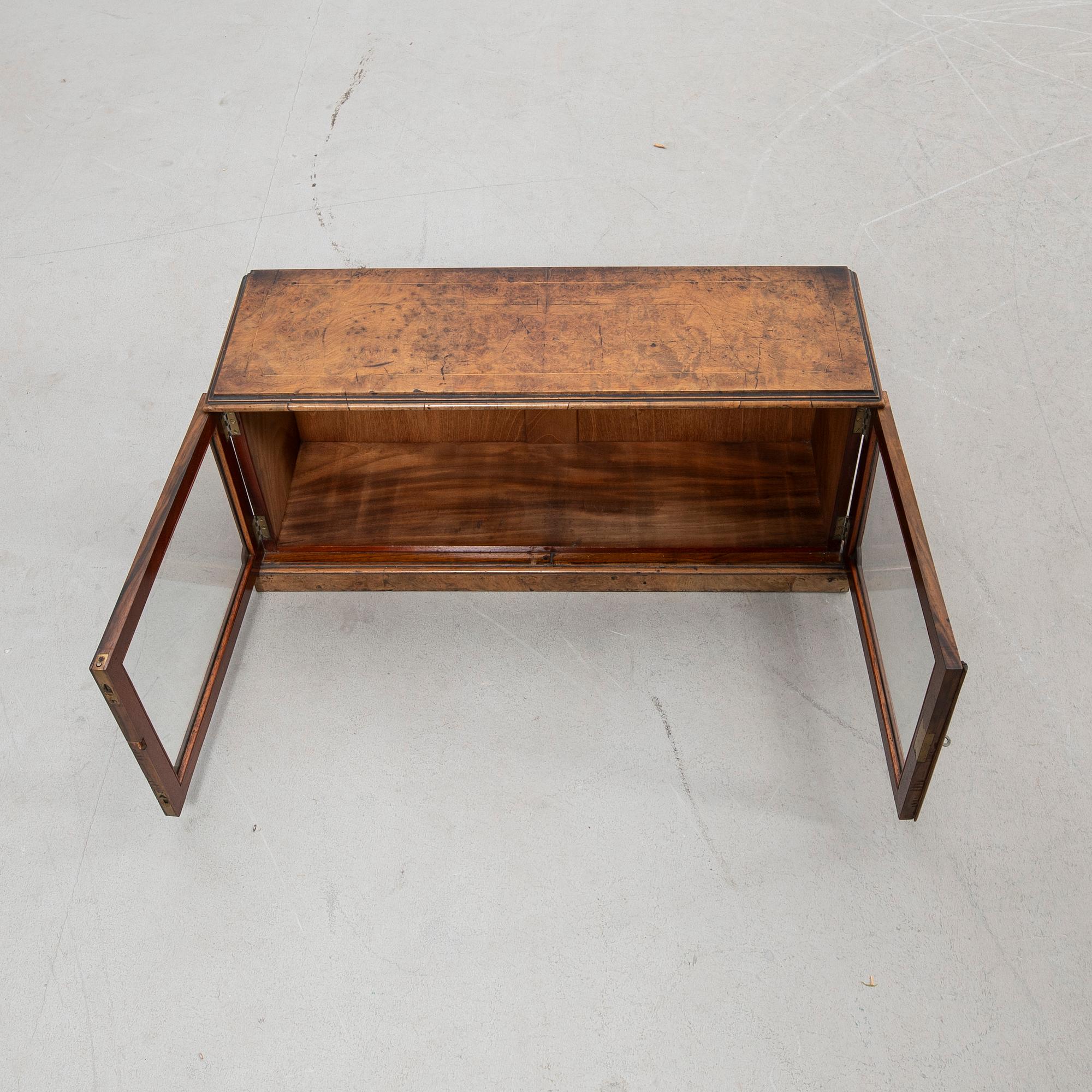 Bordsvitrin, 1800-tal.