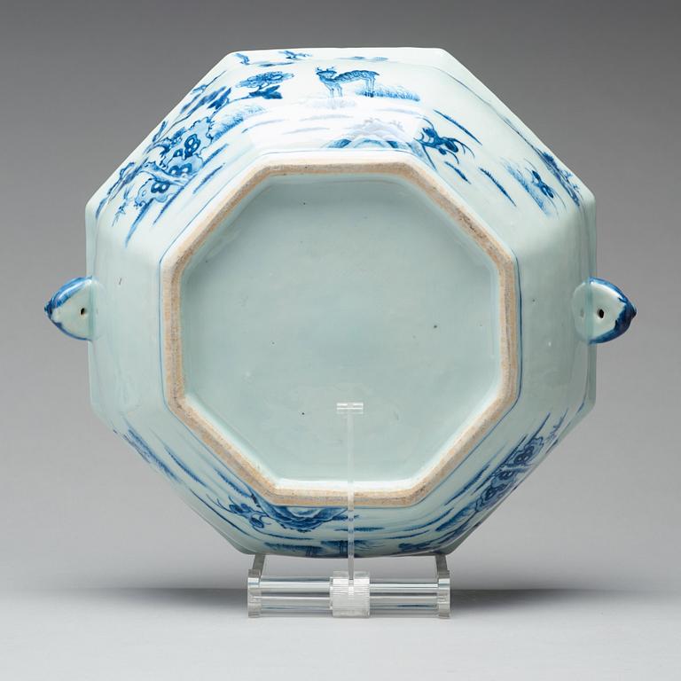 A blue and white tureen with cover and stand, Qing dynasty, Qianlong (1736-95).