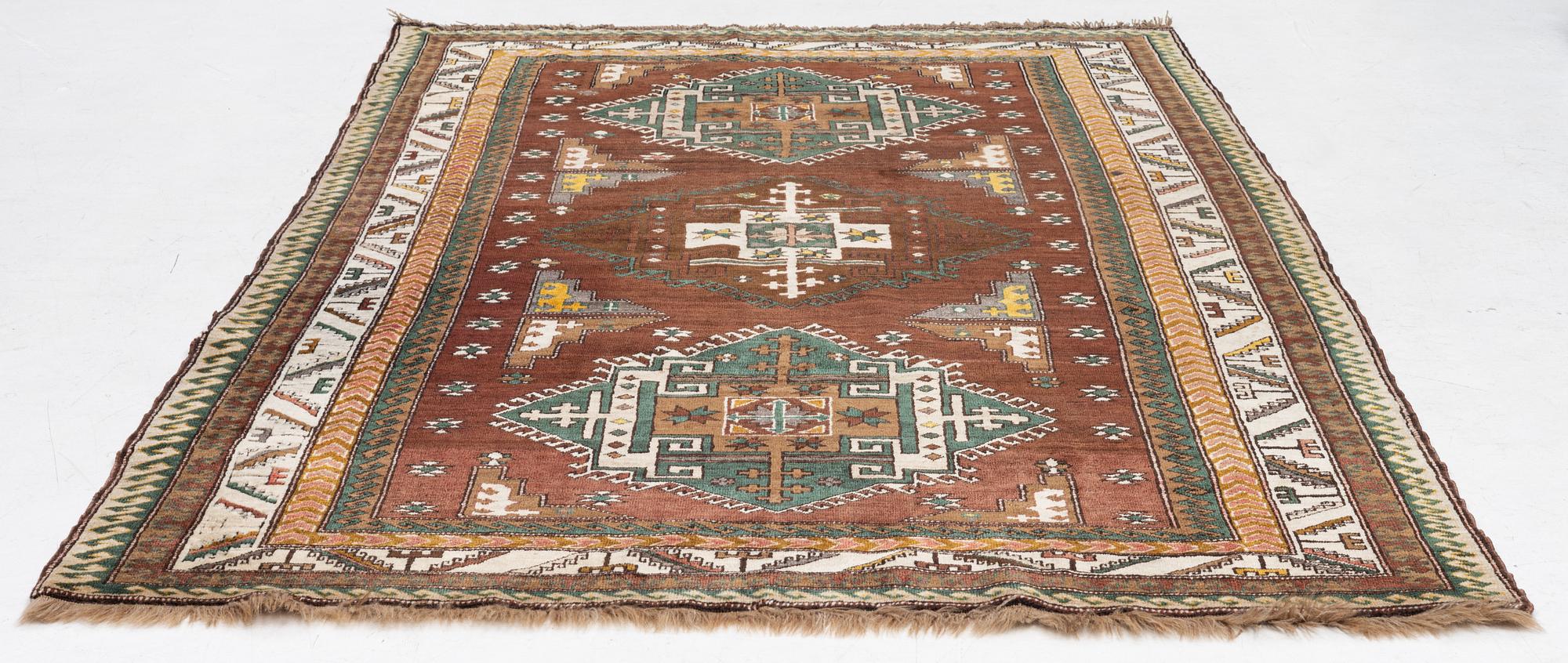 Carpet, Kazak style, approx. 270 x 165 cm.