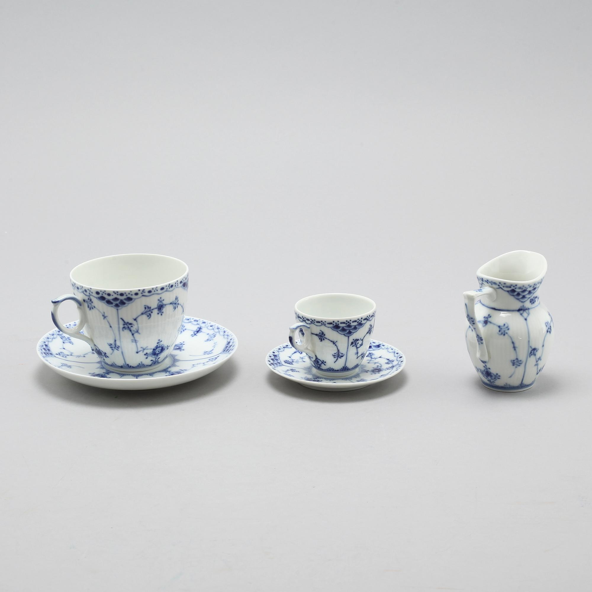 63 pieces of porcelain tableware from Royal Copenhagen, model "Musselmalet", second half of the 20th century.