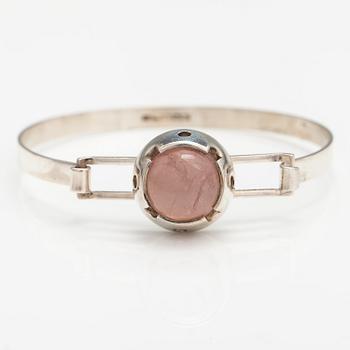 A silver bracelet with a rose quarts. Martti Viikinniemi, Heinola 1966.