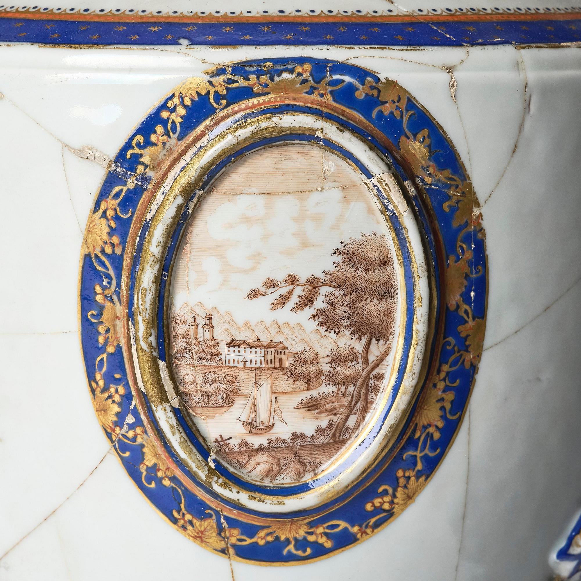 Urnor, ett par, kompaniporslin. Qingdynastin, Qianlong (1736-95).