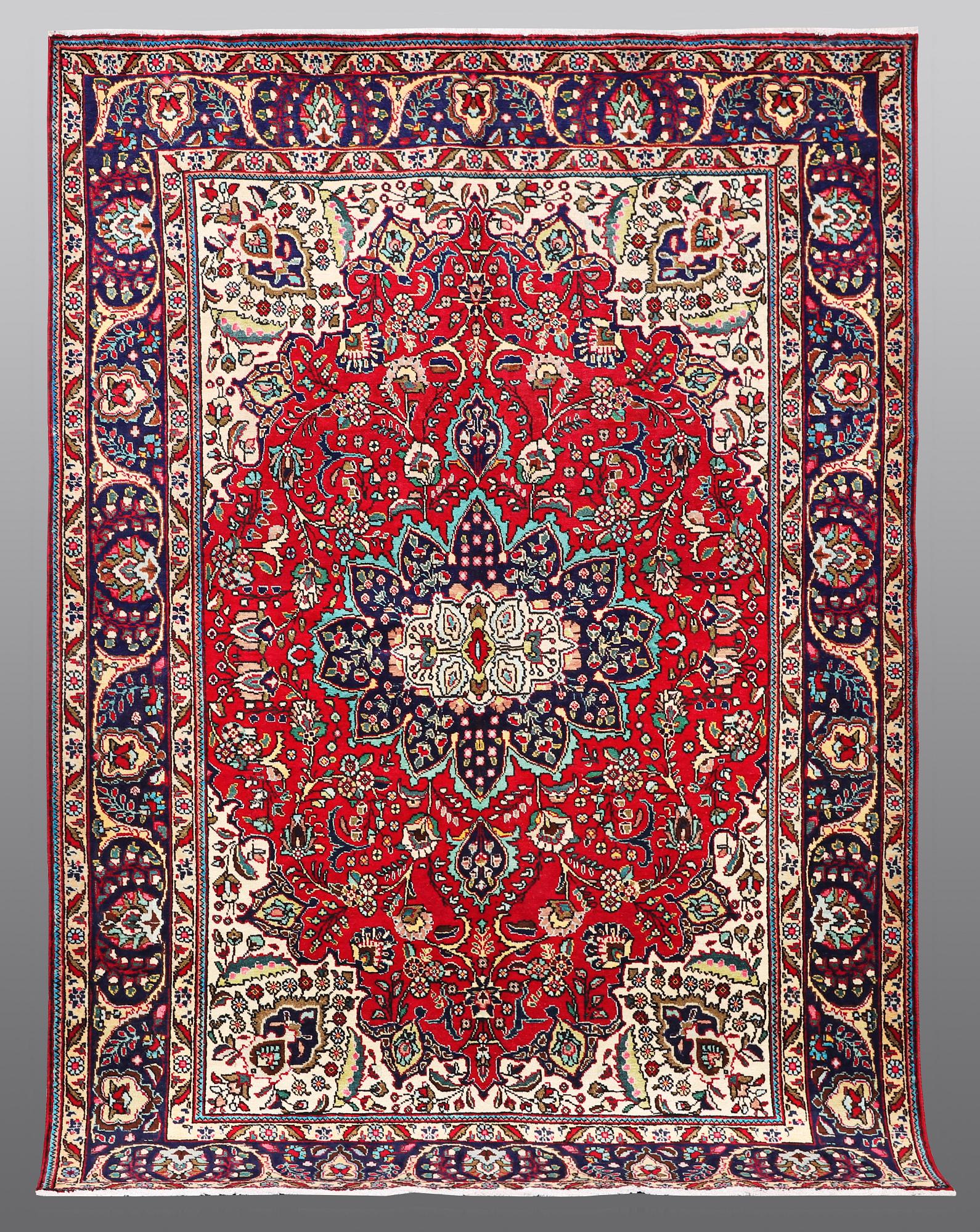 A carpet, Tabriz, ca 295 x 208 cm.