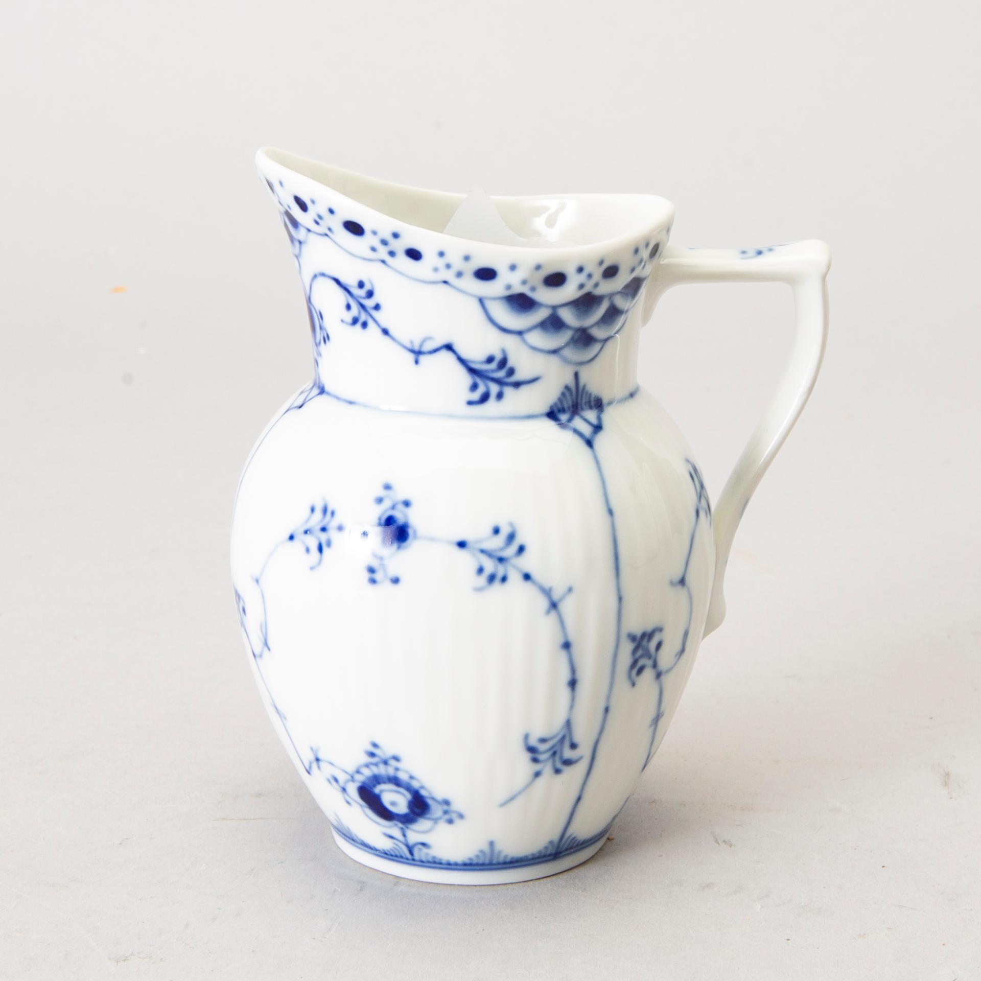 SERVIS 12+1 delar,  Musselmalet halvblonde Royal Copenhagen porslin 1900-talets senare del.