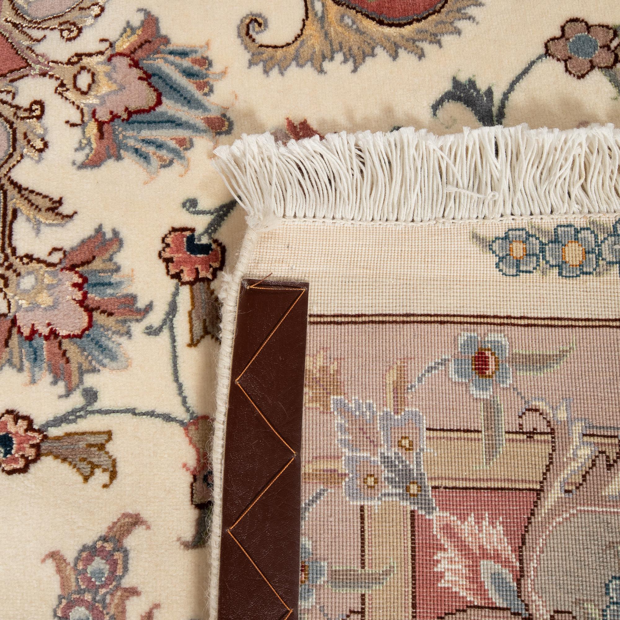 Matta Täbris old/semiantik signerad part silk ca 210x196 cm.