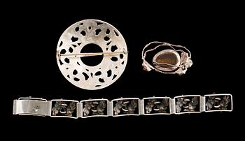 BROSCHER, 2 st samt ARMBAND, silver, 1900-talets andra hälft. Total vikt ca 70 gram.