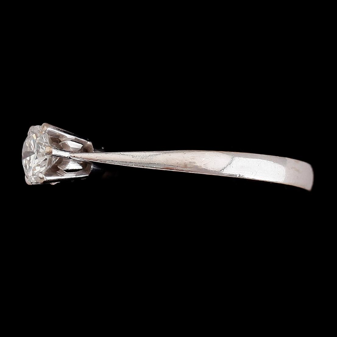 RING, 18 k vitguld och briljantslipad diamant 0.41 ct enligt gravyr, svenska stämplar 1975. Total vikt ca 3 g.