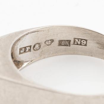 Ring, 18K vitguld med små åttkantslipade diamanter.