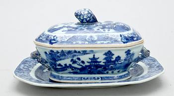 SMÖRTERRIN OCH FAT, porslin, Kina, Qianlong, 1700-tal.