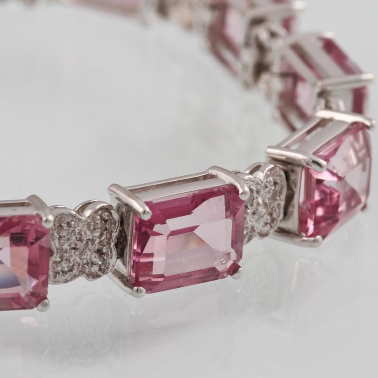 ARMBAND, 14K vitguld med rosa topaser samt briljantslipade diamanter. Vikt 19,5 gram.