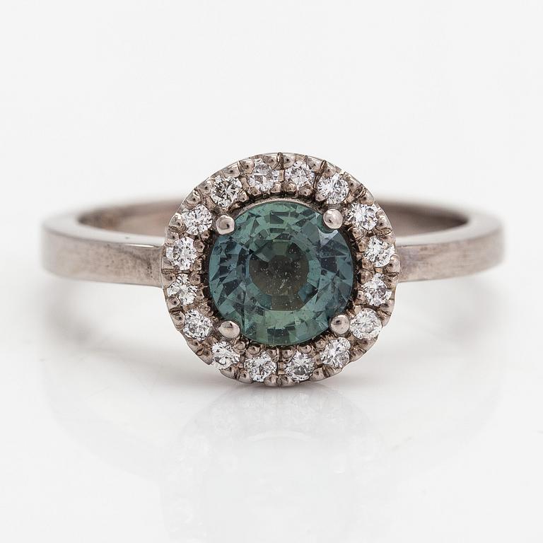 A 14K whitegold ring with a green sapphire and brilliant cut diamonds approx. 0.20 ct in total, 2009.