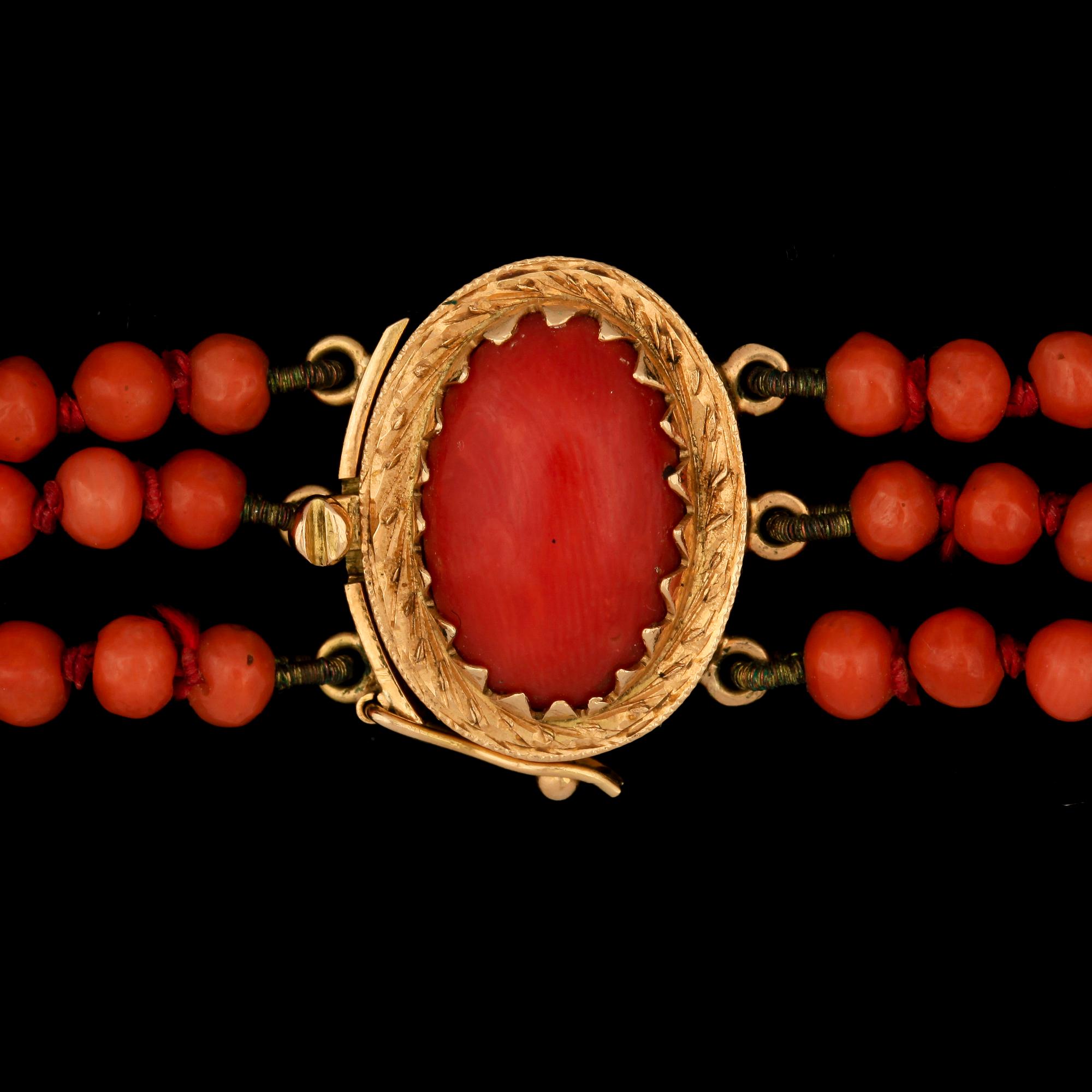 COLLIER, korallpärlor, lås 18k guld med korall, trol omkring 1800/1900.