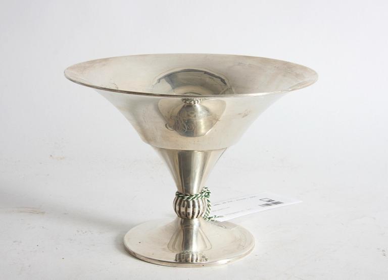 SKÅL PÅ FOT, silver, 1900-tal.