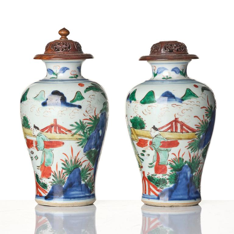 A pair of wucai decorated vases, 17th century.