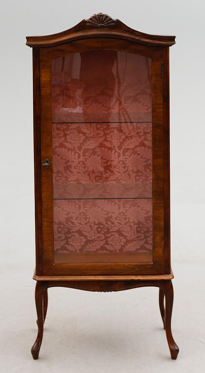 VITRINSKÅP, rokokostil, 1900-talets andra hälft.