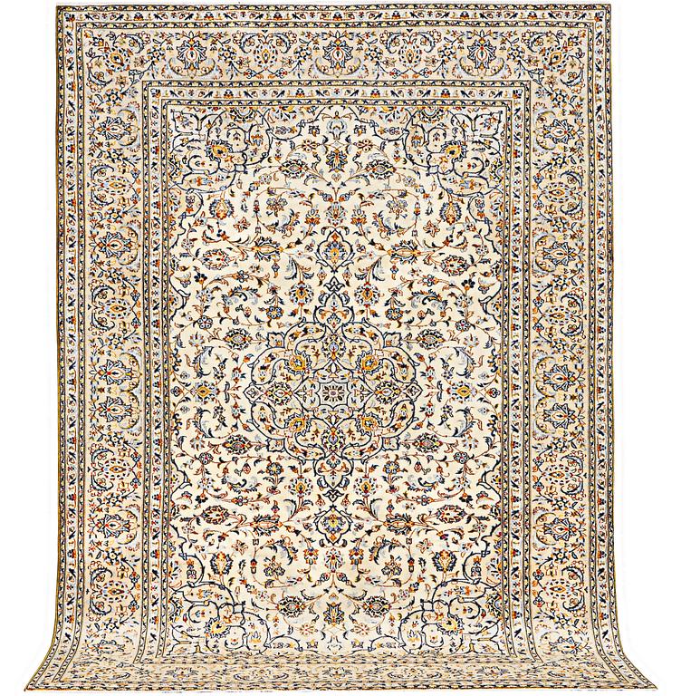 A Kashan carpet, c. 346 x 238 cm.