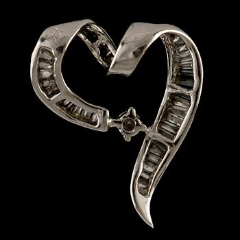 HÄNGE, 14k vitguld med 35 baguetteslipade diamanter samt en briljantslipad diamant. Vikt 2 g.