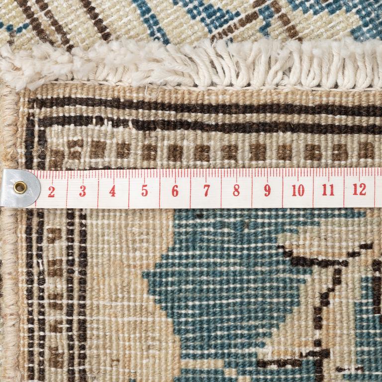 A carpet, vintage design, approx. 423 x 300 cm.