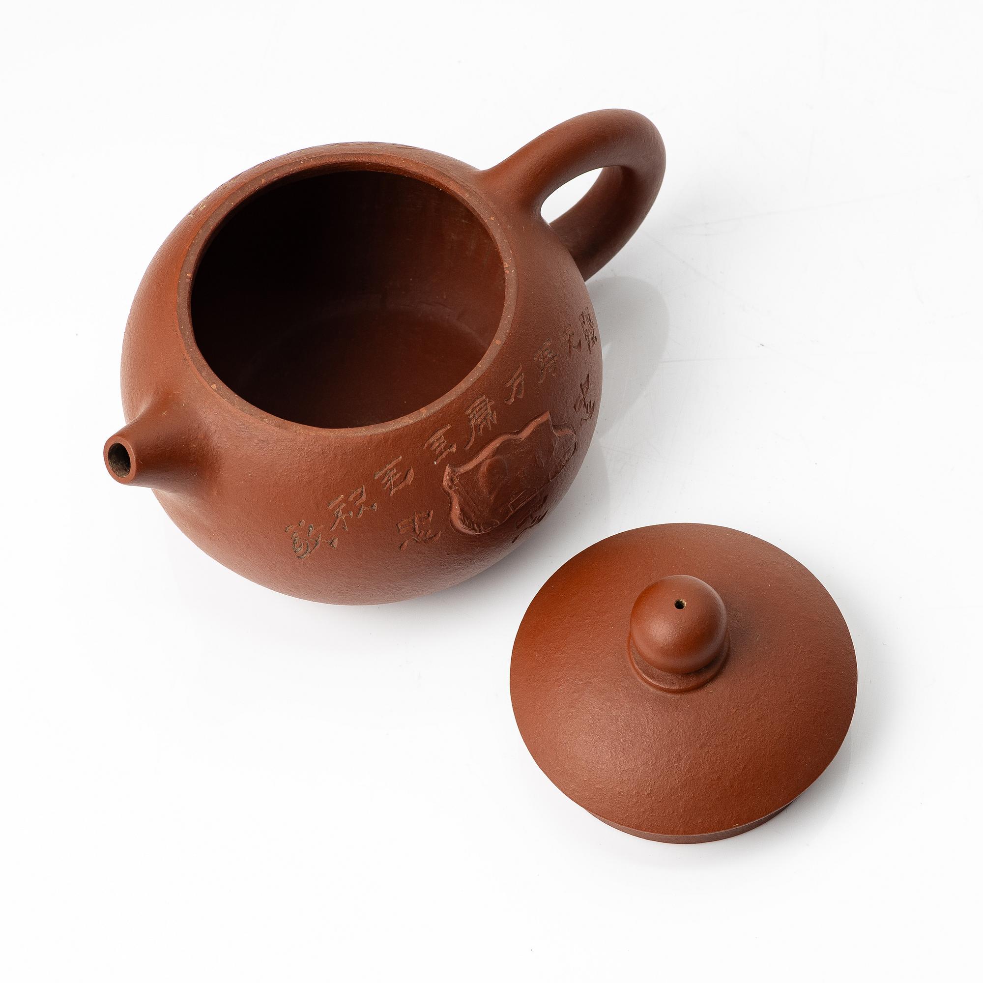 He Daohong, A red yixing teapot, 1960/70s.