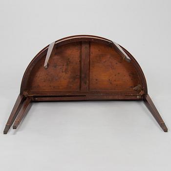 Pöytä/klaffipöytä, puolipyöreän muotoinen, Englanti, 1700-luvun loppu.