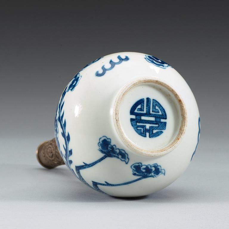 A blue and white vase, Qing dynasty.