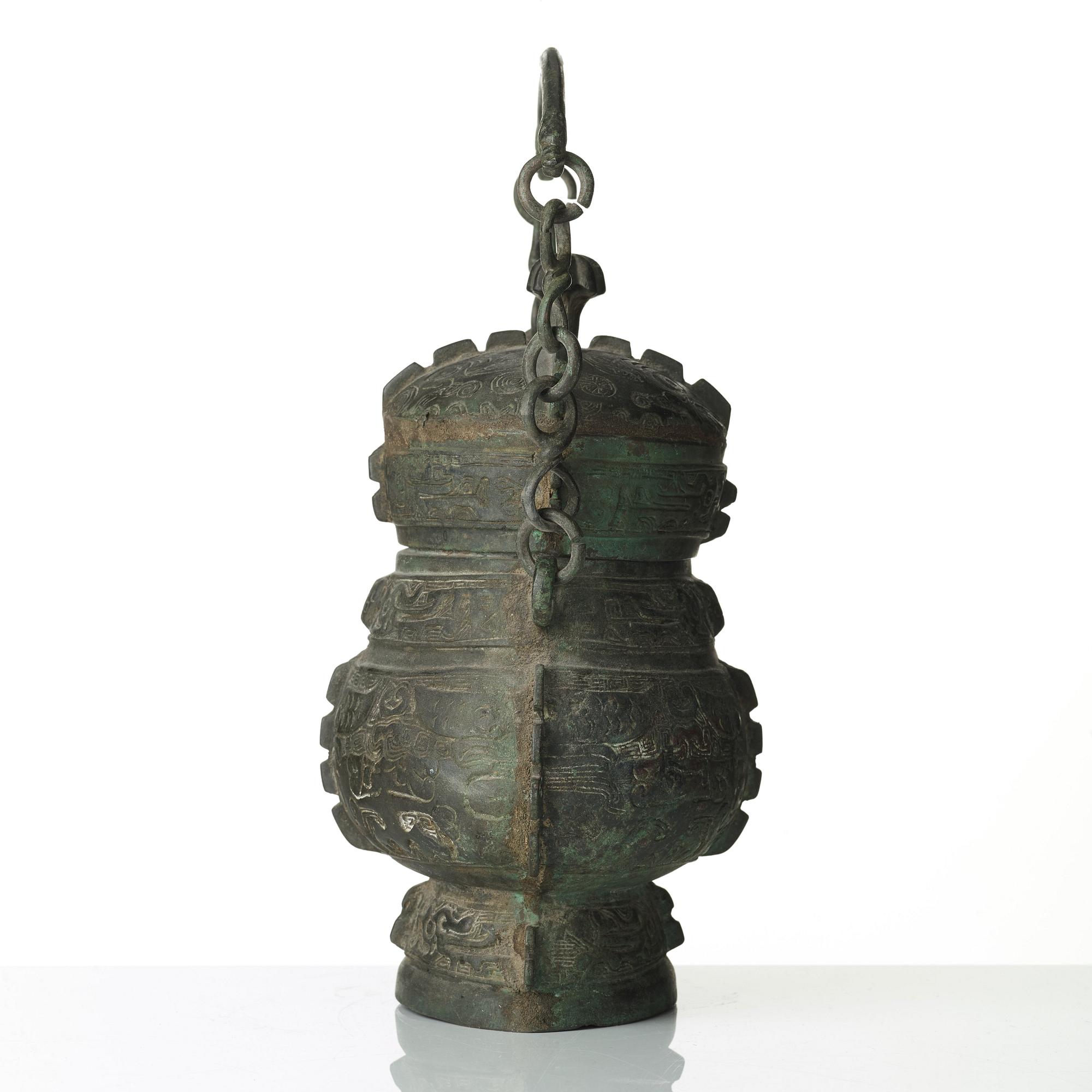 An archaistic bronze vessel with cover, presumably Ming dynasty (1368-1644).
